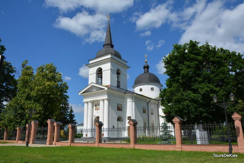 Церква святого Воскресіння. Усипальниця Кирила Розумовського