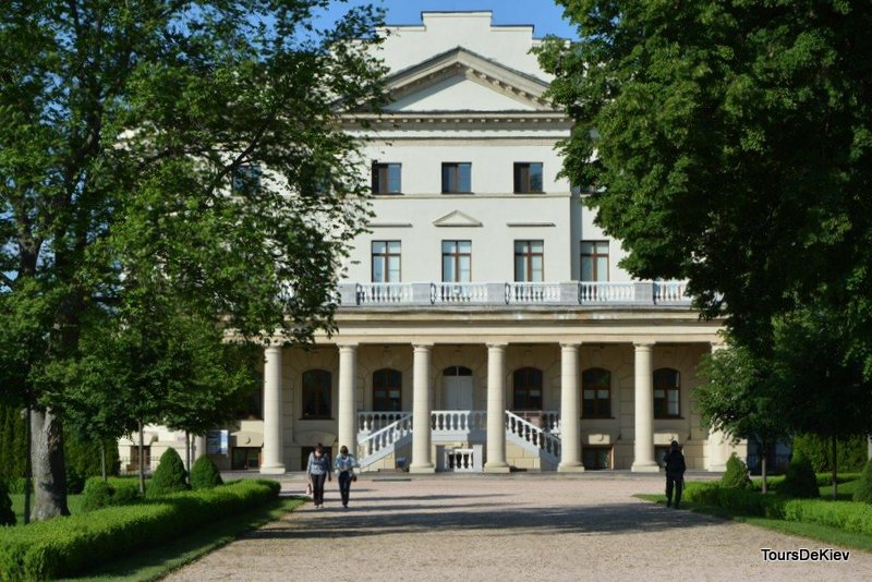 Палац Кирила Розумовського у Батурині. Фасад