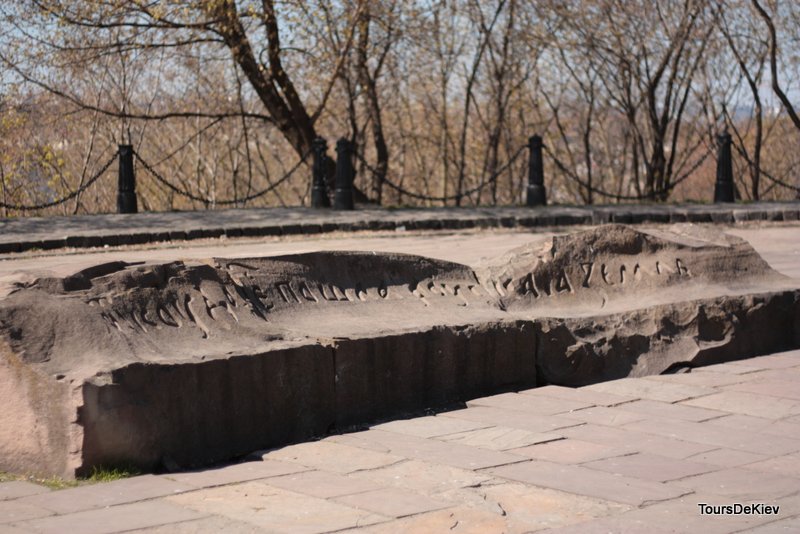 Пам'ятний камінь
