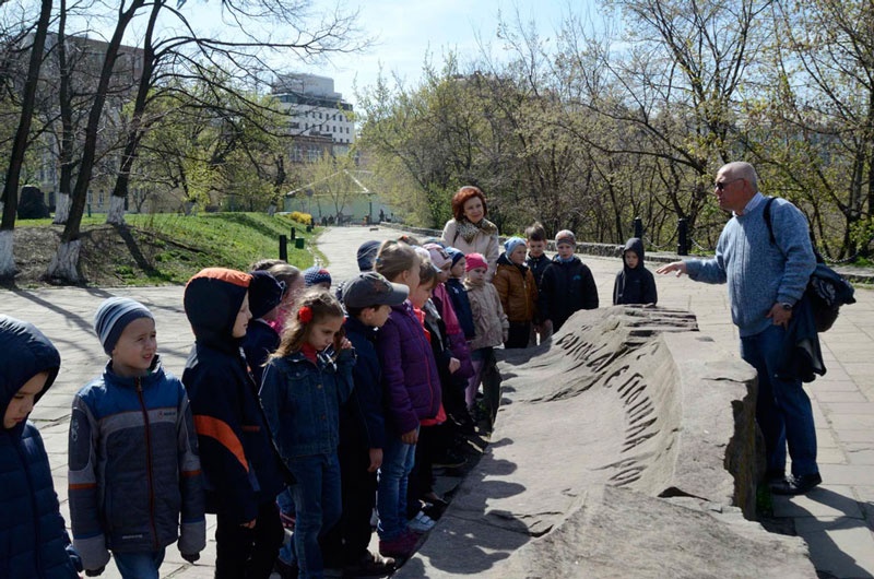 На Старокиївській горі екскурсовод розповідає про заснування міста