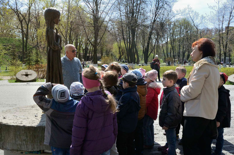 Про це розповість екскурсовод,...