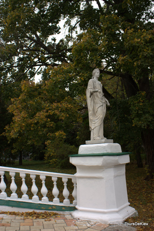 Екскурсія в Сокиринці і Тростянець